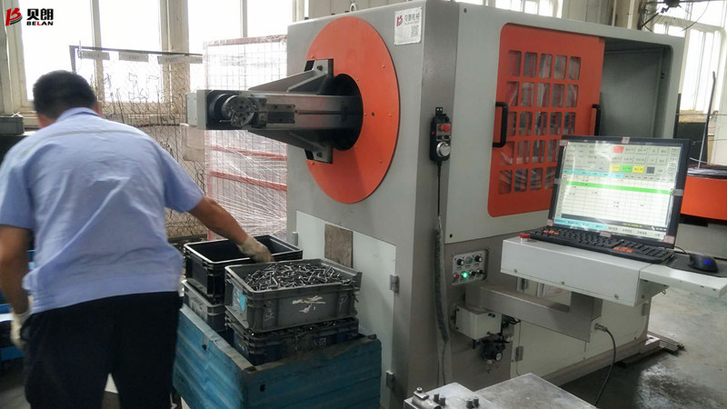 鐵絲彎折機在重慶客戶處健步如飛的生產(chǎn)產(chǎn)品，客戶拍手叫絕