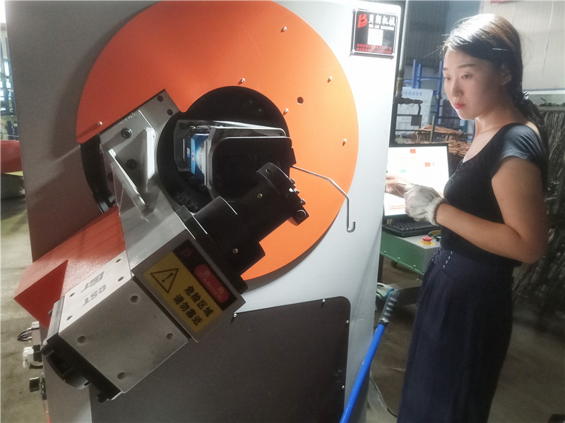 貝朗全自動數(shù)控折彎機女同志也能調(diào)試，你知道嗎？